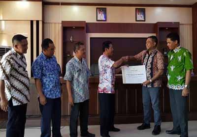Pemberian Penghargaan dari Kabupaten Pelalawan Melalui Dinas Lingkungan Hidup Pelalawan yang langsung diberikan Kepala Dinas Samsul Anwar dan diterima langsung oleh Direktur CD PT RAPP Marzum.	