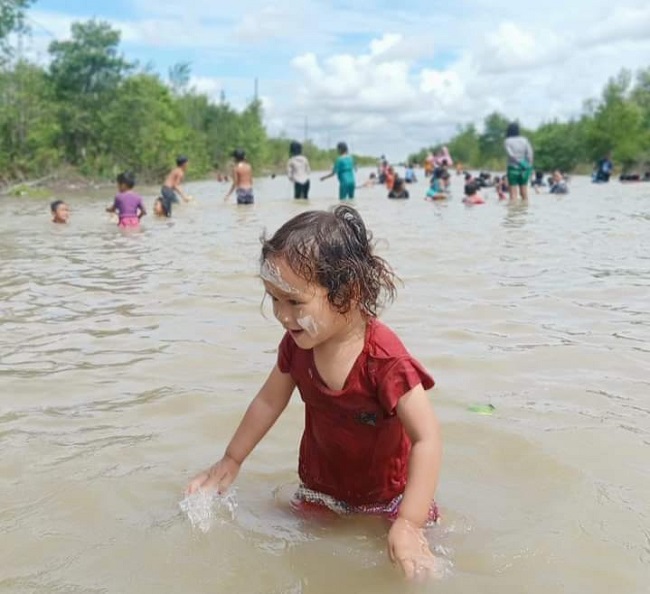 Anak-anak bermain air banjir