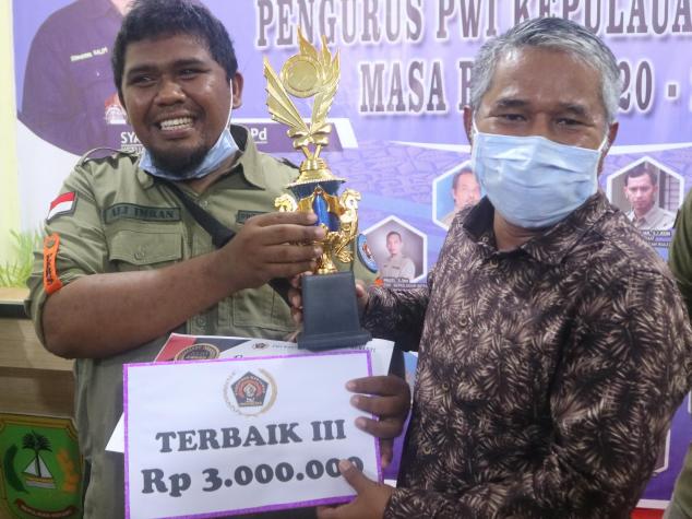 Wartawan Metro Riau terima penghargaan Terbaik III LKTJ PWI Kepulauan Meranti Tahun 2020.