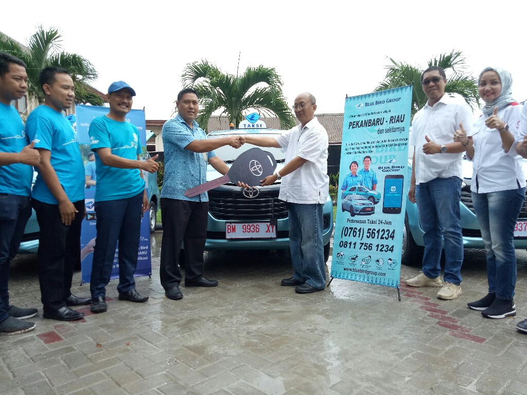 Regional Manager Agung Toyota Wilayah Barat, Himawan W Wardhana serahan unit Toyota Transmover kepada Operation Manager Blue Bird Riau, Jarot Suharso