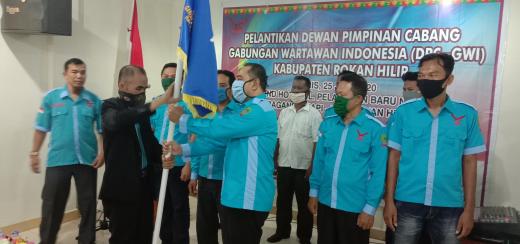 Ketua DPD GWI Riau, Bowo Ziduhu menyerahkan pataka kepada ketua DPC GWI Rohil terpilih, Abdul Gafur Mulia Candra.