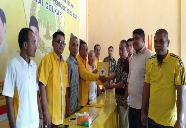 Relawan Murnis Manysur, Supriadi Daulay dan rekan lainnya, mengambil formulir penjaringan Balon Bupati Rohul di kantor DPD II Golkar Rohul, disambut Tengku Rusli, H Sarkewi dan pengurus lainnya.