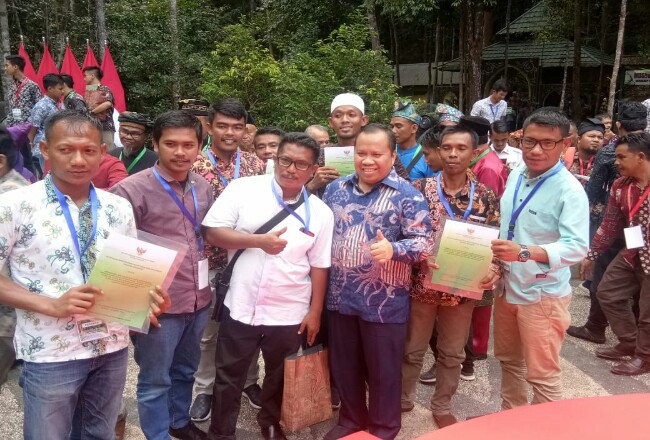Bupati Meranti Irwan menerima SK Perhutanan Sosial.
