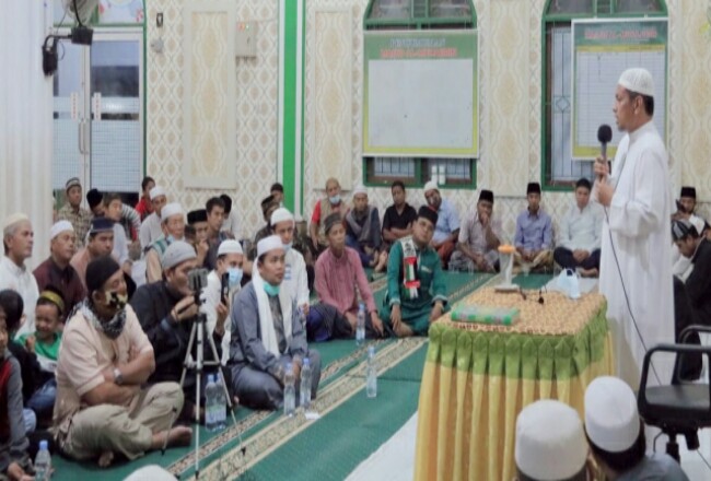 Pjs Bupati Rohul Masrul Kasmy, beri sambutan di hadapan jemaah Masjid Al Mujahirin Desa Pematang Berangan, Rambah.