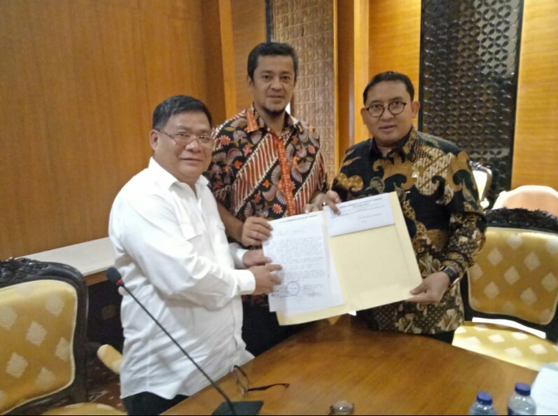 Noviwaldy Jusman dan Yohannis menyerahkan petisi ke DPR RI yang diterima Wakil Ketua Fadli Zon.