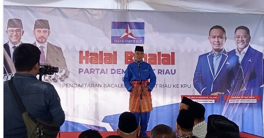Mantan Gubernur Riau, Annas Maamun di Kantor DPD Demokrat Riau (foto/rinai-halloriau)
