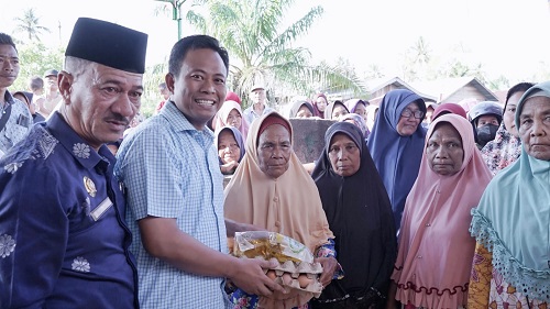 Wabub Sulaiman menyapa dan bagi bantuan ke warga di jalan KPL (foto/int) 