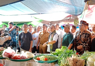 Menteri Perdagangan Zulkifli Hasan saat meninjau Pasar Cik Puan beberapa waktu lalu (foto/Rico) 
