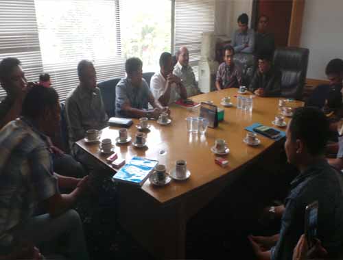Pertemuan mediasi FSPTI - KSPSI dengan PTPN 5 Sei Garo di ruang pertemuan Ketua DPRD Kampar.