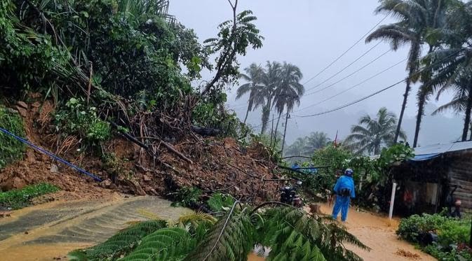 Kondisi Jalan Padang-Solok di Sitinjau Lauik tertimbun longsor.(foto: int)