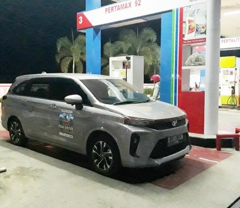 Daihatsu Xenia isi BBM Pertamax dari Pertamina .