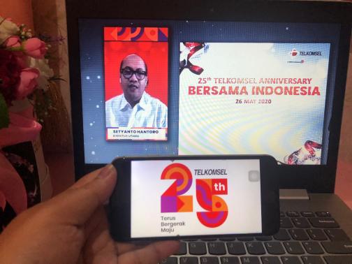 Direktur Utama Telkomsel Setyanto Hantoro saat memaparkan apresiasi sebesar-besarnya kepada masyarakat  khususnya pelanggan setia, mitra, sahabat dalam HUT ke-25 tahun Telkomsel pada video conference di Jakarta, (26/5). 