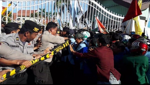 Aksi tiga tahun kempimpinan Jokowi-JK berujung ricuh di Gedung DPRD Riau.Foto bpc