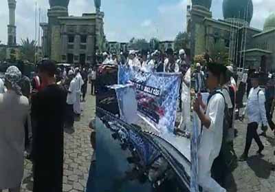 Massa ikut aksi bela UAS berkumpul di Masjid Raya Annur. Foto: Tribunpekanbaru.