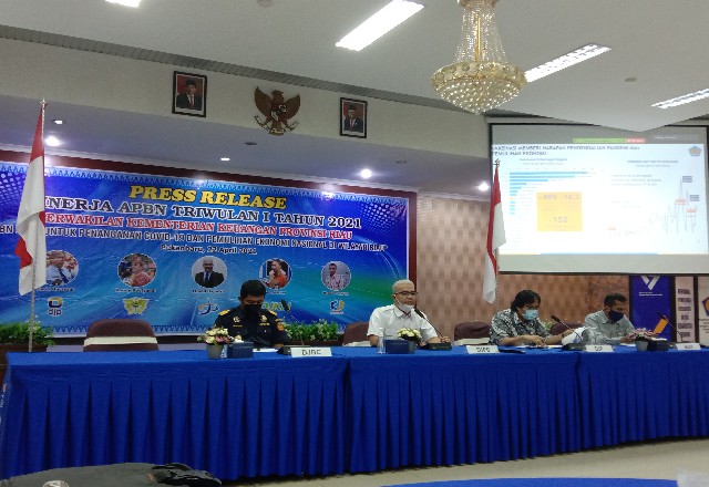 Kepala Kantor Wilayah DJPb Provinsi Riau, Ismed Saputra menjelaskan, realisasi belanja negara Riau di Aula Kanwil DJPb Riau, Kamis (22/4/2021).