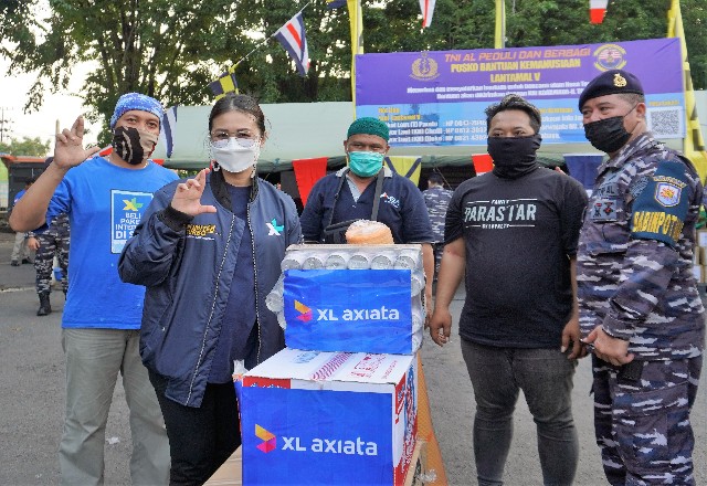 Head Of Sales XL Axiata area Surabaya Madura, Hiasinta H. Paembonan (dua dari kiri) menyerahkan bantuan untuk korban bencana alam badai Seroja di NTT.