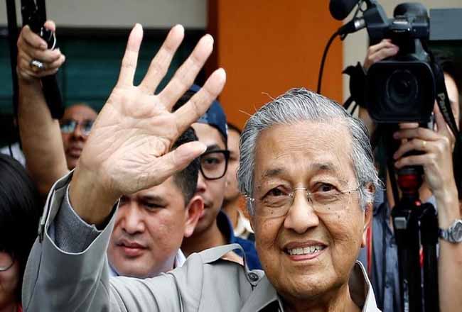 PM Malaysia Mahathir Mohamad mengundurkan diri.