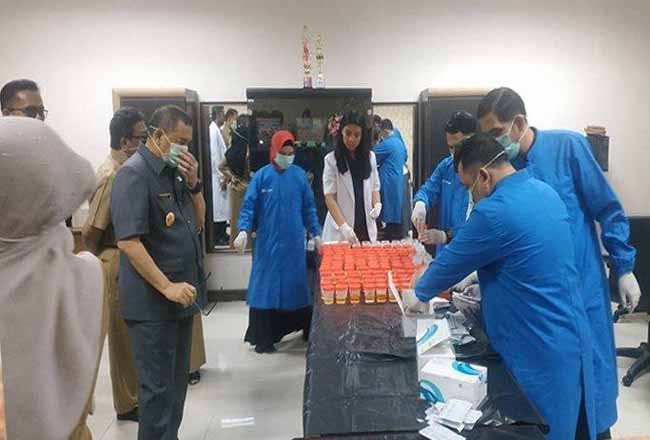 Ribuan pegawai di Dinas Pekerjaan Umum (PU) dan Dinas Perumahan Permukiman (Perkim) Provinsi Riau mendadak dikumpulkan di ruang Aula dan menjalani tes urine, Senin (16/12/2019). Foto: Tribunpekanbaru