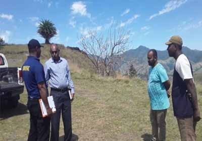 Polisi Fiji melakukan penyelidikan di lokasi temuan bayi dan jasad keluarganya itu.