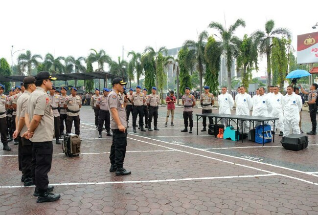 Polda Riau mempersiapkannya 50 personel dari Brigade Mobil (Brimob) dan Satuan Sabhara Polda Riau menangani Covid-19 sesuai dengan Protokol disusun Pemerintah. 