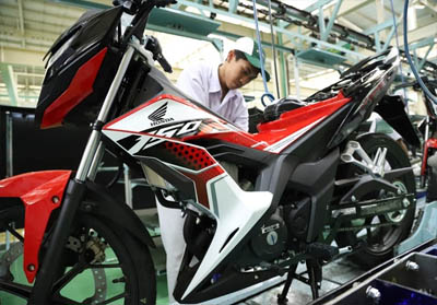    Karyawan AHM sedang melakukan proses perakitan sepeda motor Honda Sonic 150R dengan stripe terbaru di pabrik perakitan AHM, Karawang- Jawa Barat.