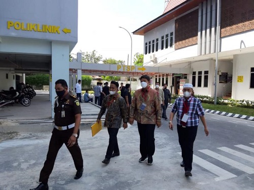 Bupati Kuansing Andi Putra tiba di Gedung Kejati Riau.
