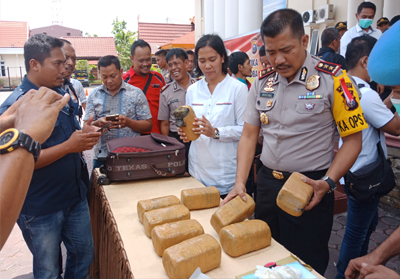   Kapolres Dumai AKBP Restika P Nainggolan SIK didampingi Kasat Narkoba Dumai AKP Novarianti, SH ekspos penangkapan daun ganja asal Aceh.
