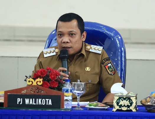 Pj Walikota Pekanbaru, Muflihun ucapkan selamat ke Edy Natar yang dilantik sebagai Gubernur Riau definitif (foto/int)