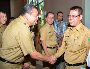  Wabup Bengkalis Muhammad disambut oleh Kepala Bappeda Kabupaten Bengkalis Jondi Indra Bustian, saat menghadiri Musrenbang Provinsi Riau di Pekanbaru.