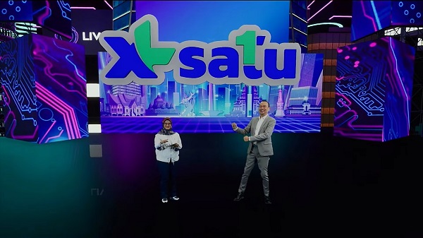 Presiden Direktur & CEO XL Axiata, Dian Siswarini melakukan seremonial peluncuran XL SATU dalam acara perayaan HUT ke-25 XL Axiata yang dilakukan secara daring.