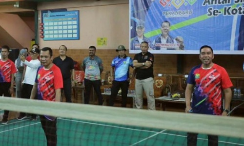 Pj Walikota Pekanbaru, Muflihun dan Ketua Pengkot PBSI Pekanbaru, Roni Pasla saat event Walikota Cup beberapa waktu lalu.(foto: mimi/halloriau.com)