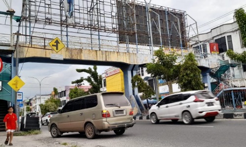 JPO simpang Jalan Tuanku Tambusai-Pepaya sudah disegel Dishub Pekanbaru karena keropos dan membahayakan.(foto: rahmat/halloriau.com)