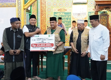 Direktur Kepatuham Manajemen Risiko, Fajar Restu Febriansyah bersama Gubernur Riau, Edi Natar Nasution berikan bantuan program kemitraan untuk sarana prasarana pembangunan masjid 