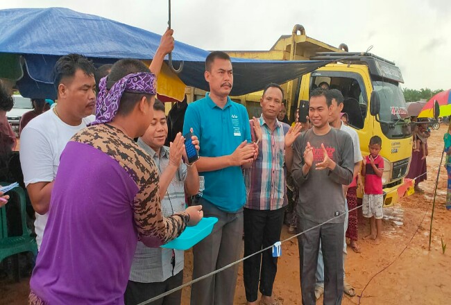 Kades Sontang, Bonai Darussalam, Zulfahrianto, membuka lomba pacu sampan di tengah banjir yang melanda di Desa Sontang.