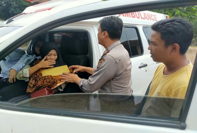 Kapolsek Tambusai AKP Yulihasman bersama personelnya, menyerahkan bantuan pengobatan bayi Siti Asmira kepada ibunya. Bayi Siti Asmira dirujuk ke RSUD Rohul.