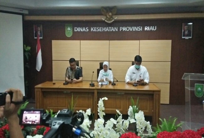 Kadiskes Riau saat memberikan keterangan terkait pasien positif corona.