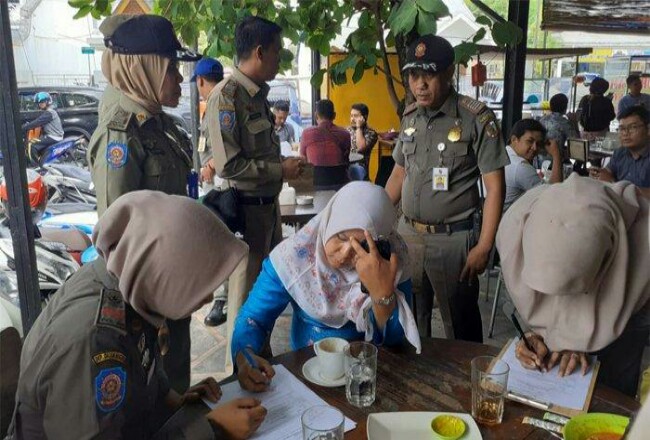 ASN Pemko Pekanbaru terjaring razia Satpol PP di kedai kopi saat jam kerja, Jumat (18/10/2019). 