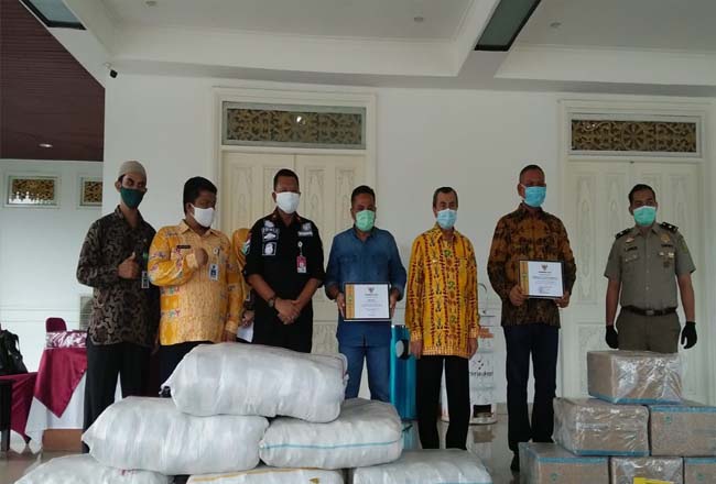 Pemprov Riau terima bantuan 80.000 masker dari PT AA dan PT Musim Mas.