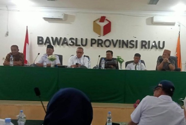 Jajaran DPW Partai Perindo Riau saat bersilaruhami dengan Bawaslu di kantornya untuk mendalami aturan Pemilu 2024, Selasa (24/1/2023)