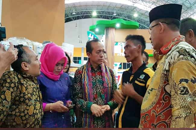   Direktur Social and Security APP Sinar Mas Agung Wiyono dan Sekretaris Jenderal KLHK Bambang Hendroyono berbincang dengan petani Desa Makmur Peduli Api dalam acara IndoGreen Environment & Forestry Expo 2019.
