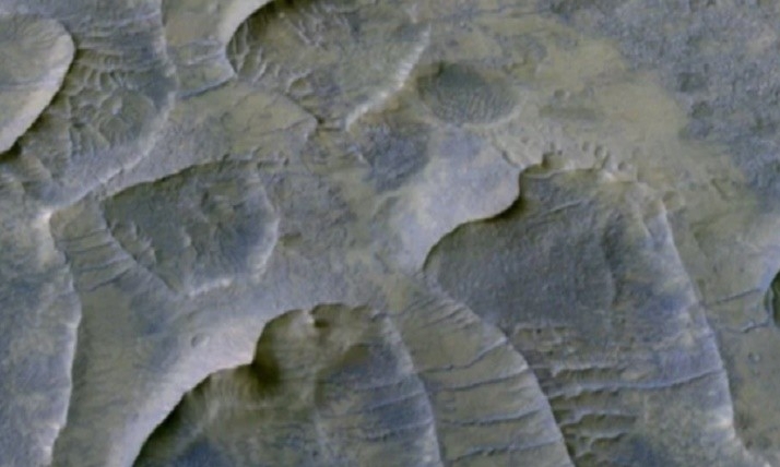 Hamparan pasir padat yang tersapu angin di Mars