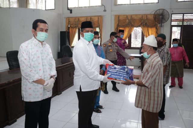 Bupati Alfedri menyerahkan bantuan sembako kepada warga kecamatan Koto Gasib bantuan PT RAPP, di Aula kantor Camat, Jumat (22/5/2020).