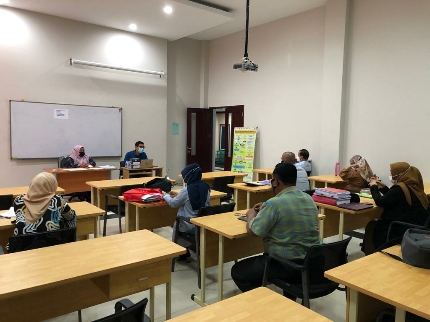Suasana Ujian Kualifikasi Mahasiswa Doktor Pascasarjana Universitas Islam Riau yang langsung diawasi Ketua Program Studi Prof. Ellydar Chaidir dan Dr. Surizki Febrianto.