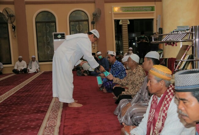Pjs Bupati Rohul Masrul Kasmy melaksanakan Salat Subuh berjamaah dengan masyarakat dan GSSB di Masjid Riyadhul Muttaqin.