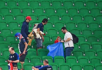 Suporter bawa bungkus plastik mengutip sampah stadion (foto/int)