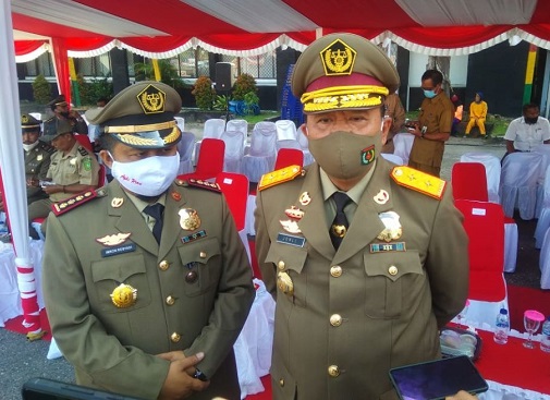 Kepala Disnakertrans Riau, Jonli (kanan) ketika memberikan keterangan persnya kepada wartawan
