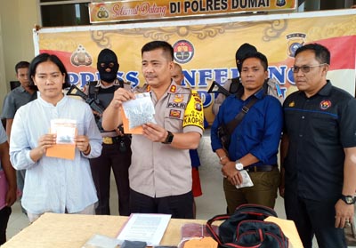    Kapolres Dumai AKBP Restika P Nainggolan menunjukkan barang bukti 1.000 butir pil ekstasi. FOTO: Bambang