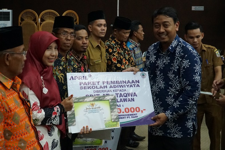 Wakil Bupati Pelalawan, Zardewan menyerahkan piagam Penghargaan Adiwiyata Tingkat Kabupaten didampingi Manager CD PT RAPP, Binahidra Logiardi
