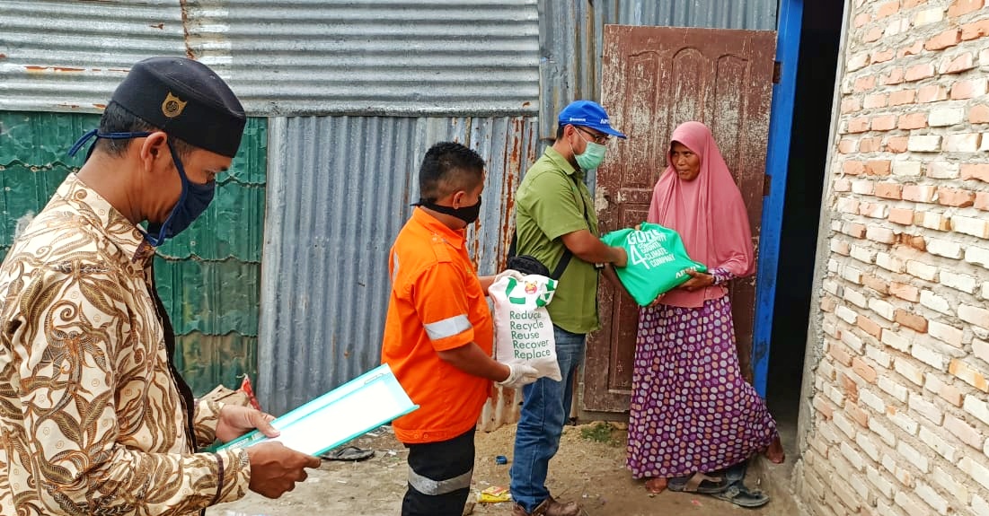 Perwakilan paguyuban dan IWARA Riau Kompleks menyerahkan bantuan swadaya karyawan PT RAPP dan APR kepada masyarakat yang terdampak secara ekonomi akibat penyebaran Covid-19, Kamis (9/4), di Pangkalan Kerinci.