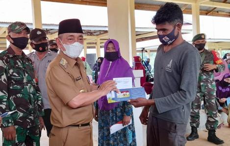 Bupati Pelalawan H.M. Harris menyerahkan secara simbolis Kartu Tani untuk kelompok tani di Kecamatan Bunut Kabupaten Pelalawan Propinsi Riau.